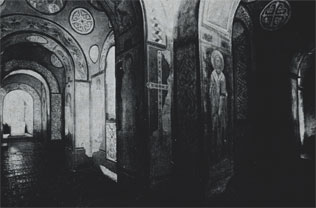 Киев. Софийский собор. Малые внутренние галереи,  северная (слева) и западная (справа), вид из северо-западного угла