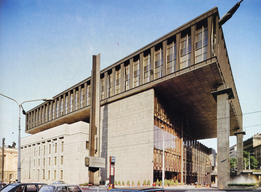 The building of the Federal Assembly was devised as an extension of the existing National Assembly, originally the Stock Exchange, built in 1936 - 1938. The new building, composed with regard to the entire neighbourhood including the Smetana Theatre, was completed in the years 1967 - 1972. The blueprints are the work of architect Karel Prager and his team.