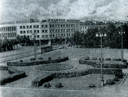 Рис. 35. Сквер на площади в г. Новгороде