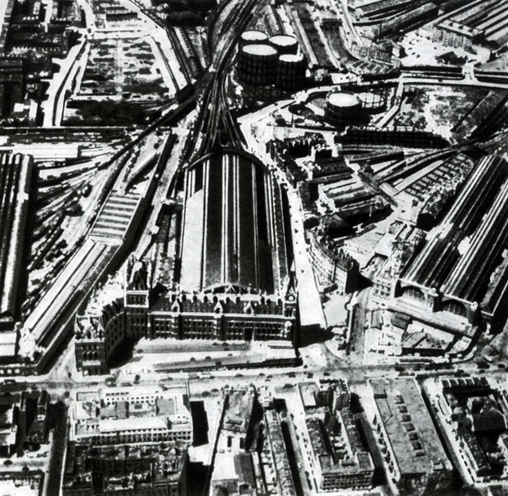 Хаотическое скопление вокзалов и товарных станций в Лондоне, возникшее в результате стихийного развития железнодорожного узла (вокзалы Сент-Пэнкрэс и Кингс-Кросс)