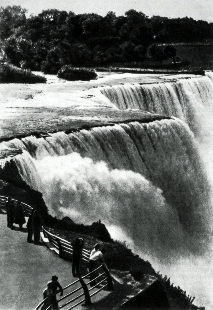 Ниагарский водопад - одно из достопримечательных и доходных мест американского туризма в ландшафтной системе Великих озер. Водопад привлекает к себе миллионы посетителей из Буффало, Торонто, Детройта, Чикаго, Нью-Йорка и многих других городов