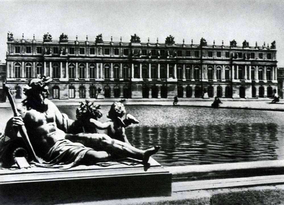 Главный фасад Версальского дворца, обращенный к центральной аллее. На первом плане - северный водный партер