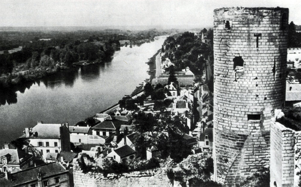 Развалины раннефеодального замка Шинон на реке Вьенне. Замок связан с именами Ричарда Львиное Сердце и Жанны д'Арк