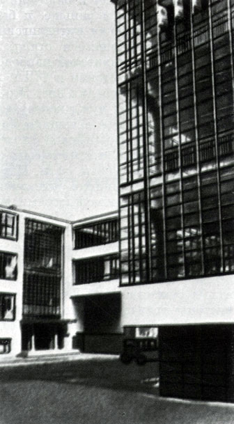 Вальтер Гропиус. 'Баухаус' в Дессау. Главный вход. Здание построено в 1925-1926 гг