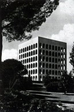 Рим. Здание, входившее в Универсальную выставку 1942 г. в качестве так называемого Дворца культуры. Расположено у южной окраины современного города