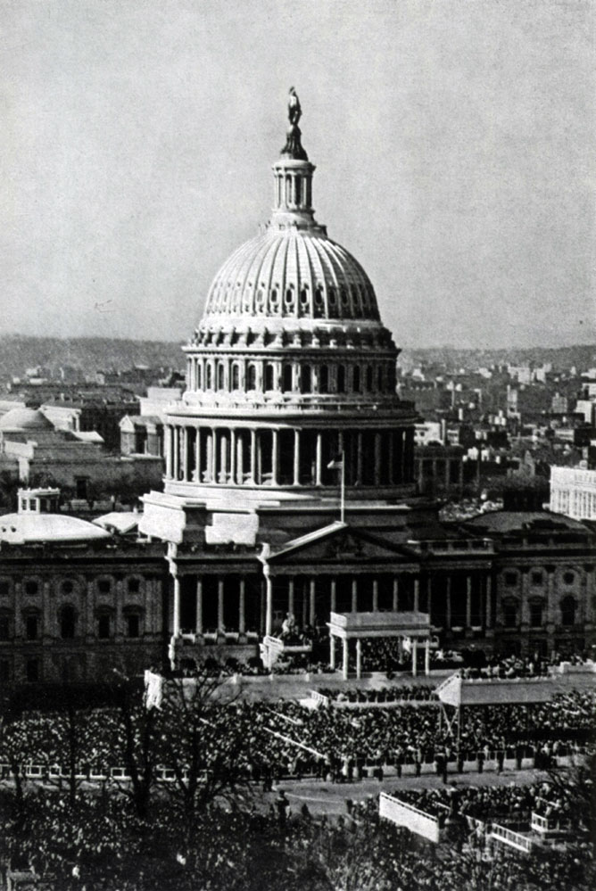 Вашингтон. Общий вид Капитолия со стороны Центрального парка. Здание, предназначенное для конгрессов США, было построено в первой половине XIX в. архитекторами Торнтоном, Латробом и Балфингом