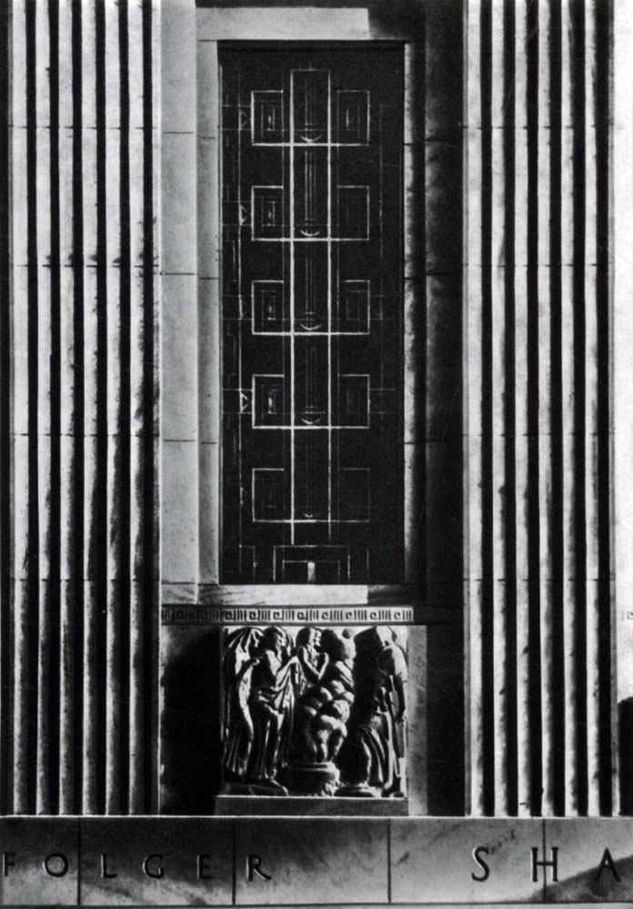 Шекспировская библиотека в Вашингтоне, построенная по проекту Пауля Филиппа Крета в сотрудничестве со скульптором Джоном Грегори. Облицовочный материал - высокосортный мрамор, оконные переплеты - из белого металла
