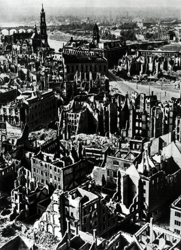 Все, что осталось от Дрездена после налета англо-американской авиации в ночь с 13 на 14 февраля 1945 г