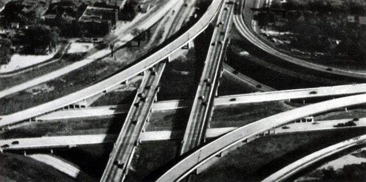 Детройт. Перекресток автомагистралей в четырех уровнях (район так называемого Нового центра)