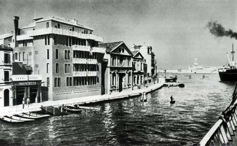 Венеция. Набережная Спирито Санто на канале ля Джудекка. Пример тактичного включения нового здания в исторически сложившуюся застройку