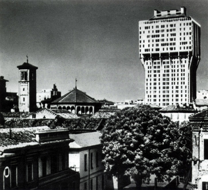 Железобетонное высотное здание 'Торре Веласка', построенное вопреки градостроительной логике вблизи Миланского собора