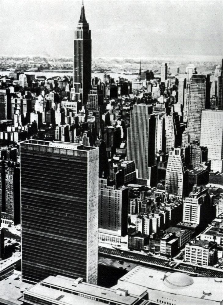 Небоскребы Манхэттена. На первом плане - здание Секретариата ООН, законченное в 1952 г. Проект Гаррисона и других авторов. Вдали - небоскреб Эмпайр Стейтс
