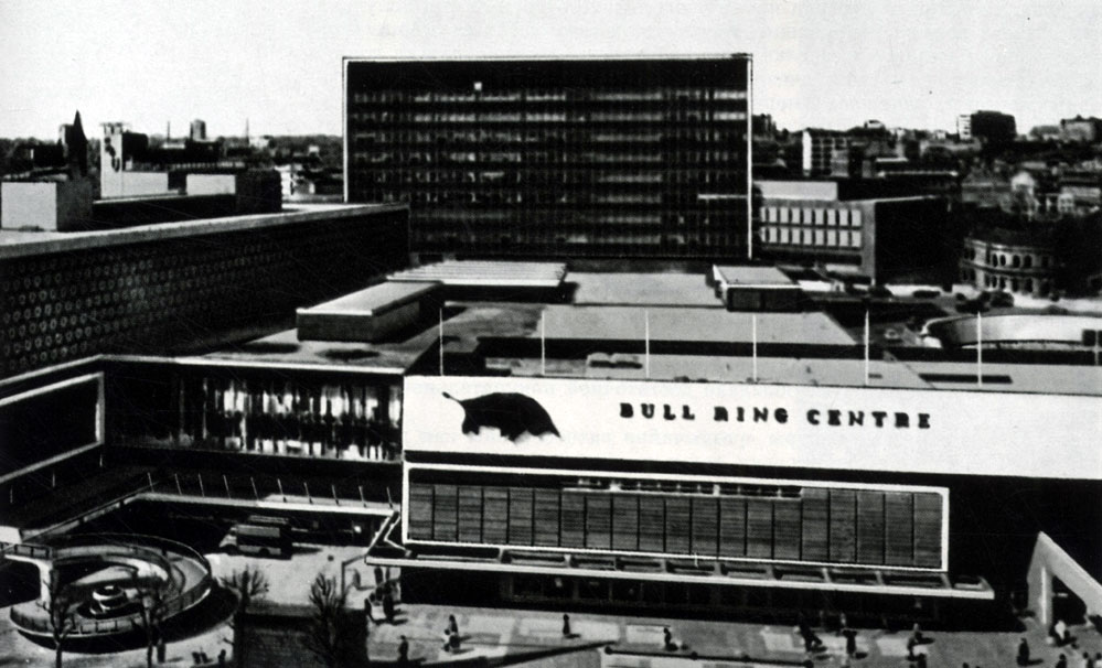 Вид общегородского торгового центра в Бирмингеме. Сооружен архитекторами Гринвудом и Хирстом в 1961-1964 гг. На первом плане - центральный дворик; вдали - многоэтажное деловое здание