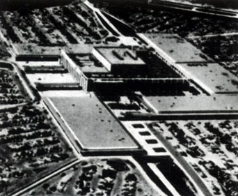 Торговый центр Норсленд близ Детройта. Построен архитекторами Грюном, Ван Левеном и Смитом в начале 1950-х годов (обслуживает полумиллионное население северозападных предместий Детройта). Общий вид. Создание центров подобного рода объясняется невозможностью размещения их внутри больших городов США