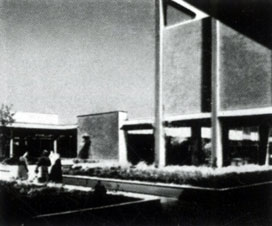 Торговый центр Норсленд близ Детройта. Построен архитекторами Грюном, Ван Левеном и Смитом в начале 1950-х годов (обслуживает полумиллионное население северозападных предместий Детройта). Зеленое фойе. Создание центров подобного рода объясняется невозможностью размещения их внутри больших городов США
