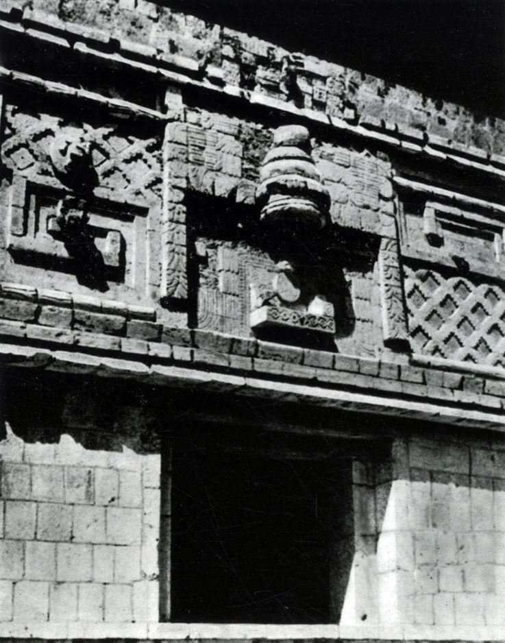 Исторические прототипы архитектурных форм и орнаментов мексиканского университета.  Часть стены так называемого 'Дома монахинь' в г. Уксмал (Юкатан)