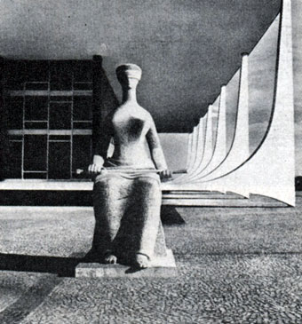 Дворец Верховного суда в Бразилиа, 1960 г. Фрагмент фасада, статуя Фемиды работы А. Сескьяти