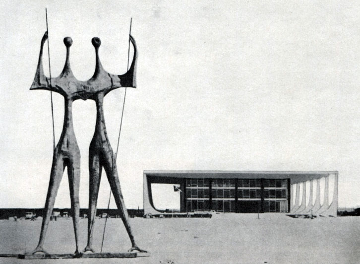 Дворец Верховного суда в Бразилиа, 1960 г. Общий вид (на переднем плане скульптурная группа 'Воины' работы Б. Джорджи)
