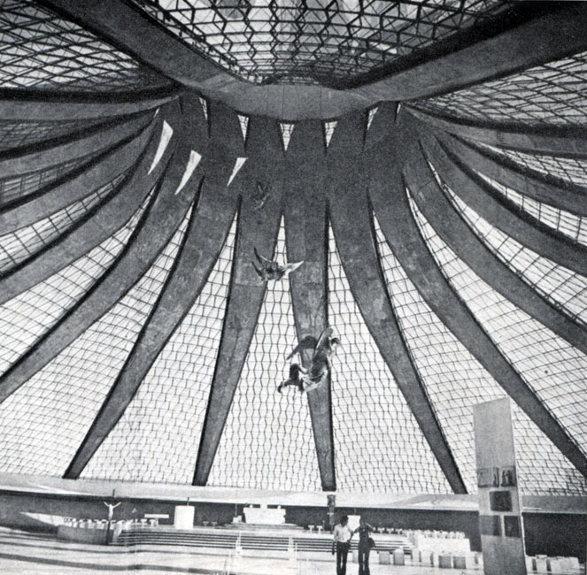 Кафедральный собор в Бразилиа, 1960 - 1970 гг. Интерьер (статуи евангелистов и ангелов работы А. Сескьяти)