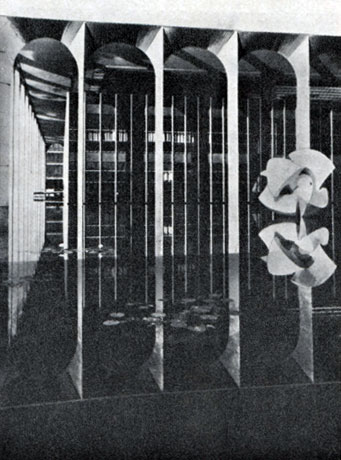 Дворец Арок (Итамарати) - министерство иностранных дел, 1966 г. Фрагмент фасада, скульптура 'Метеор' работы Б. Джорджи