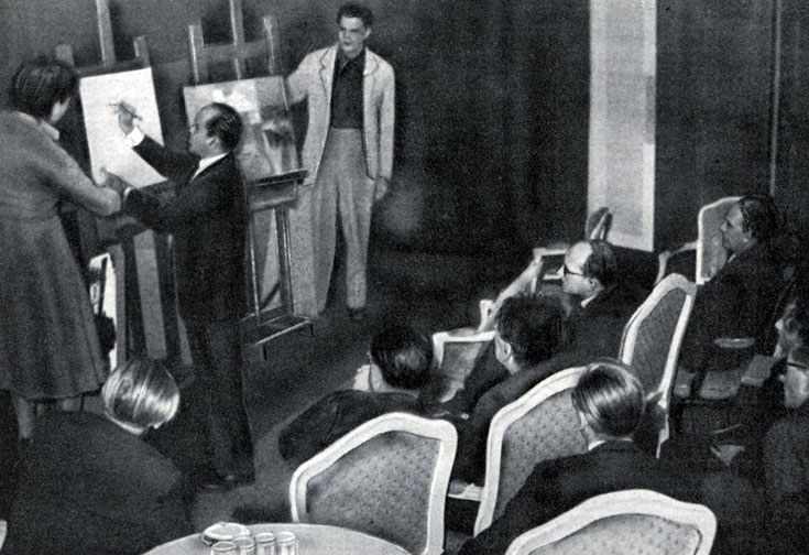 Оскар Нимейер выступает в Центральном Доме архитектора в Москве, 1955 г.