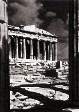Афины. Вид на Парфенон из колоннады Пропилеи