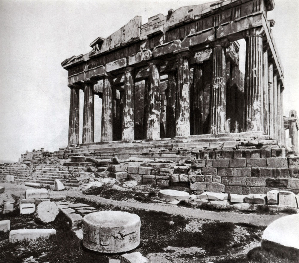 Афины. Общий вид Парфенона (храма Афины Девы) с западной стороны. Храм построен из пентелийского мрамора Иктином и Калликратом в 447-438 гг. до н. э. под руководством Фидия