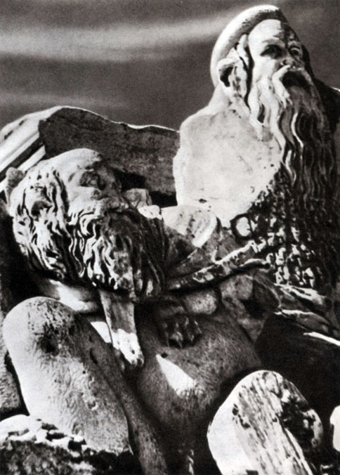 Театр Диониса в Афинах. Обломки мраморных статуй, украшавших скену