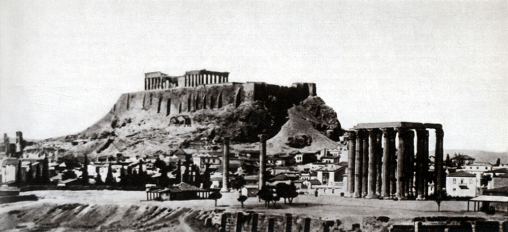 Афины. Акрополь и храм Зевса Олимпийского (Олимпейон) с юго-восточной стороны. Храм заложен в конце VI в. до н. э. Писистратом, строился архит. Коссутием в 174-163 гг. до н. э. и завершен при императоре Адриане во II в. н. э