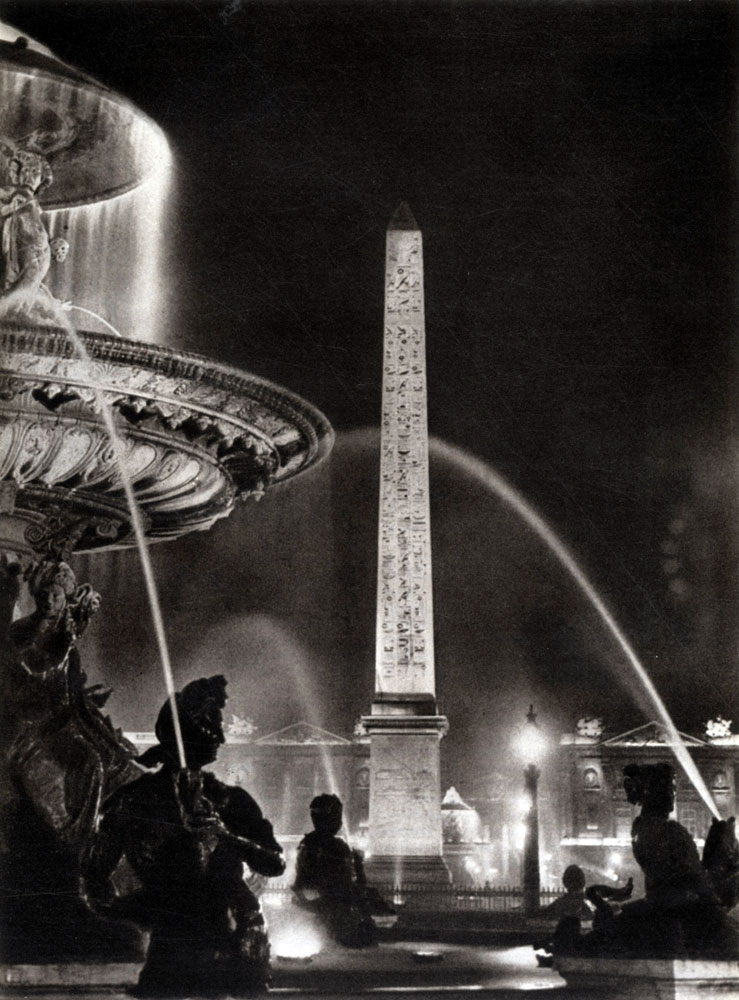 Эффекты освещенных фонтанов на площади Согласия