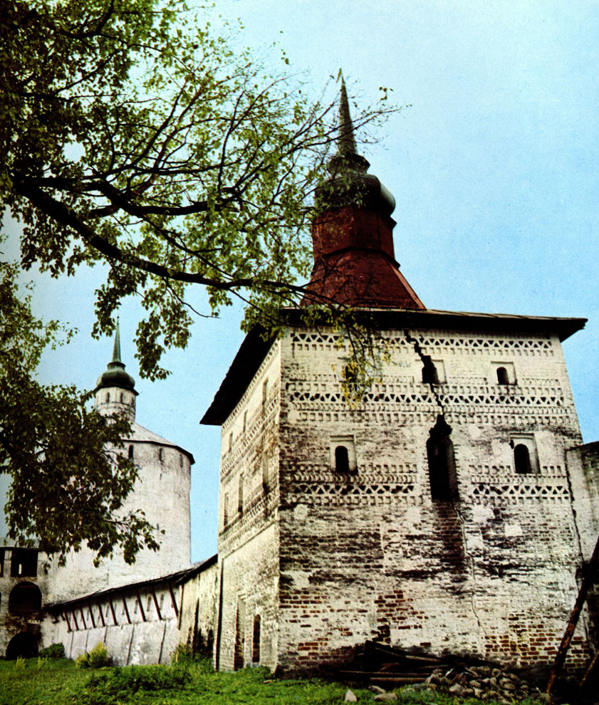49. Кирилло-Белозерский монастырь. На первом плане - Глухая (Котельная) башня. XVI в.