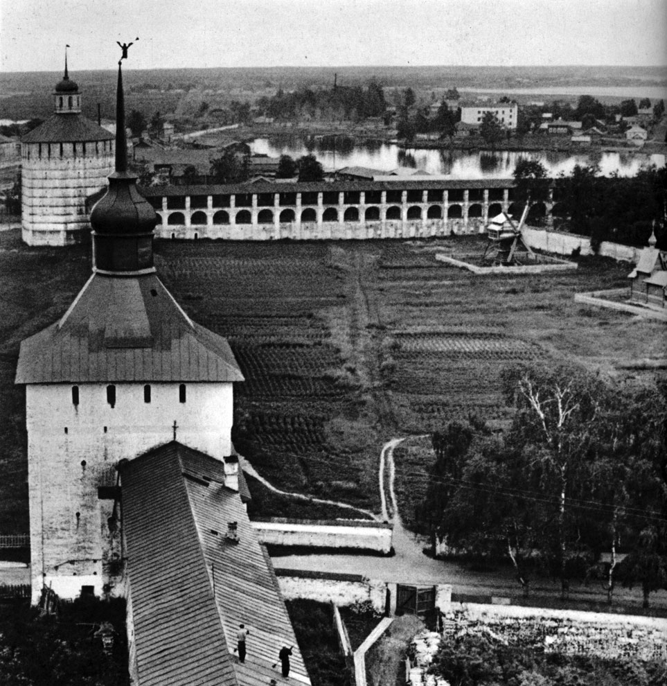 Kirillo-Belozersky Cloister. View of the 'New city' fortification wall. On the foreground - Kazanskaya Tower. The XVII century