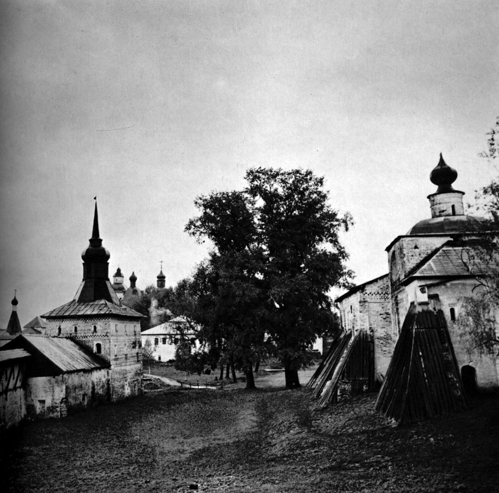 Kirillo-Belozersky Cloister. The Ivanovsky Cloister area. On the right - the Church of Sergey Radonedzsky with the refectory (1560-1594). On the left - Glukhaya (Kotelnaya) Tower of the XVI century