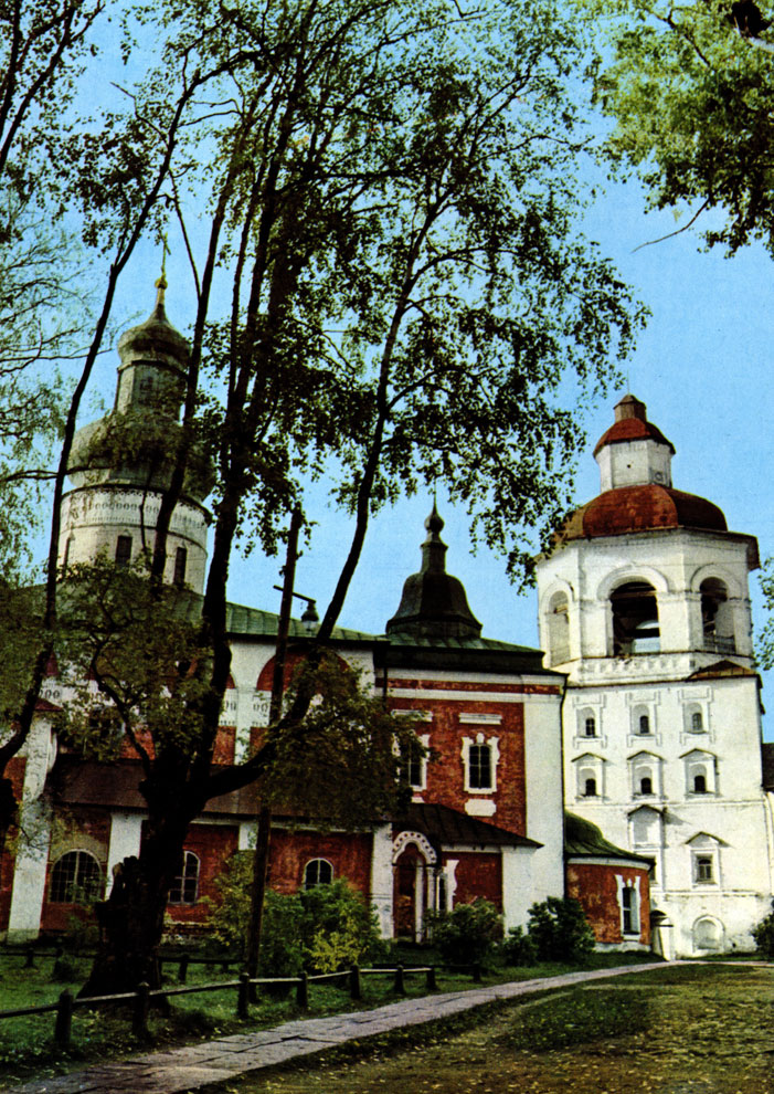 Kirillo-Belozersky Cloister. The Uspensky Cloister area. On the left of the foreground - Uspensky Cloister (1497), on the right of it - the Church of Cyril (1780-ies). In the distance - belltower (1761)