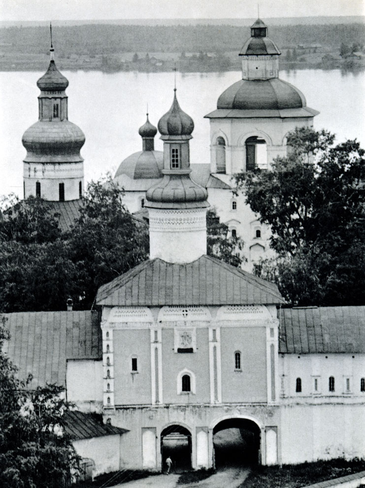 Kirillo-Belozersky Cloister. 'Holy Gates' (1523) with the Church of St. John of the Ladder (1572). On the left (on the background)-the dome of the Uspensky Cathedral, on the right-belltower