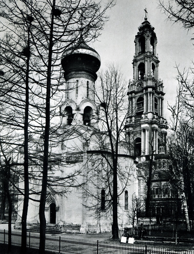 93. Загорск. Троице-Сергиева лавра. Духовская церковь (1476-1477) и колокольня (1741-1770).