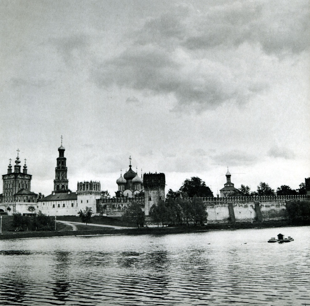 109. Москва. Ново-Девичий монастырь. Общий вид с северозападной стороны.