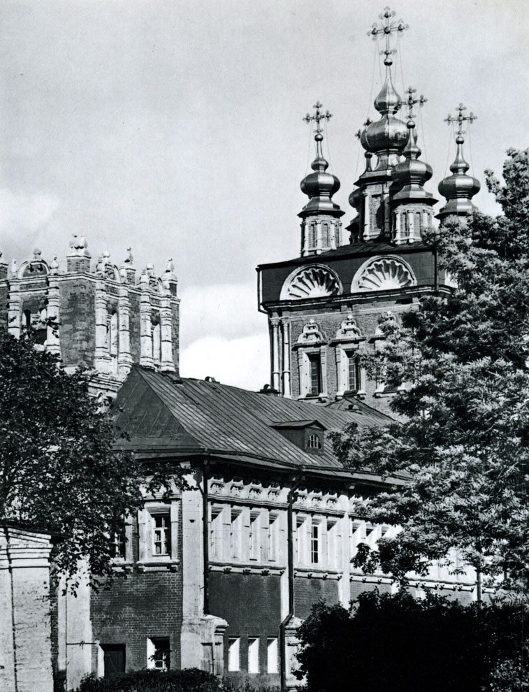 Moscow. Novo-Devitchy Cloister. On the foreground - Lopukhinskaya Palace (1685-1687), in the distance - over-the-gate Preobradzenskaya Church (1687-1689)