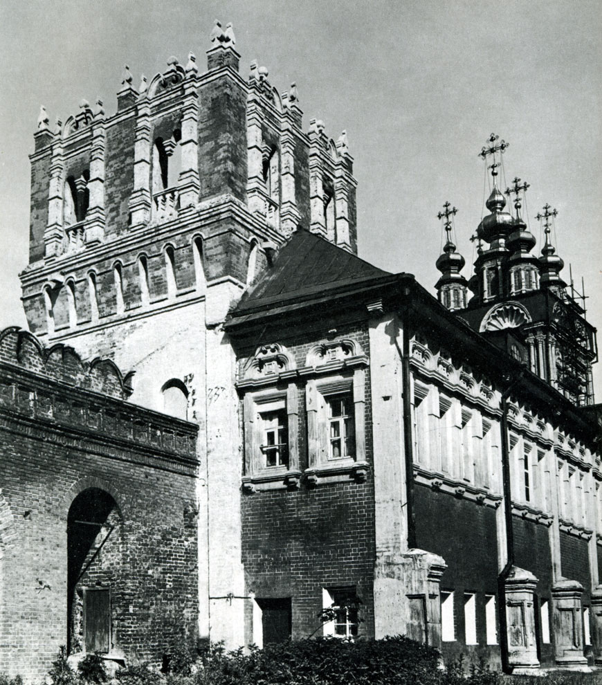 Moscow. Novo-Devitchy Cloister. Lopukhinskaya Palace (1685-1687). Lopukhinskaya Tower and over-the-gate Church of Transfiguration (1687-1689)