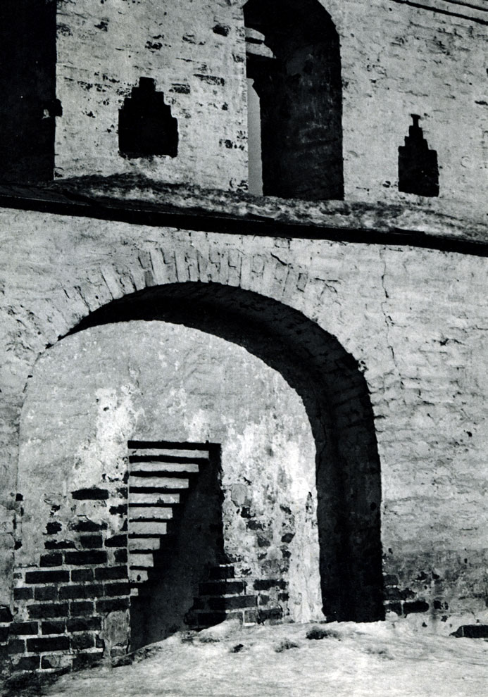 123. Александров. Успенский монастырь. Оборонительная стена. Вид со стороны двора. Фрагмент.