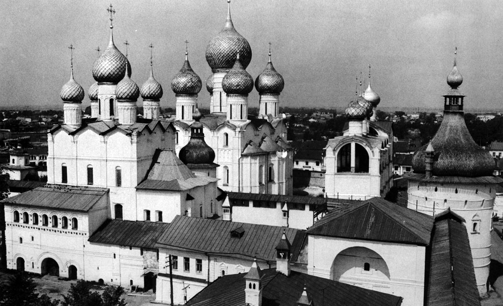 Rostov the Great. Kremlin. 1670-1683. Panorama. The Church of Resurrection, bellfry, in the distance - Uspensky Cathedral