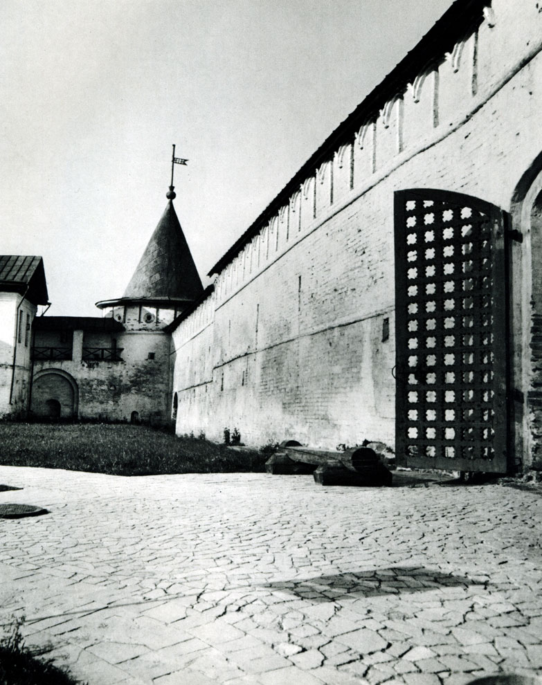 157. Ипатьевский монастырь. XVI-XVII вв. Одна из больших башен. На переднем плане - Старые Западные ворота.
