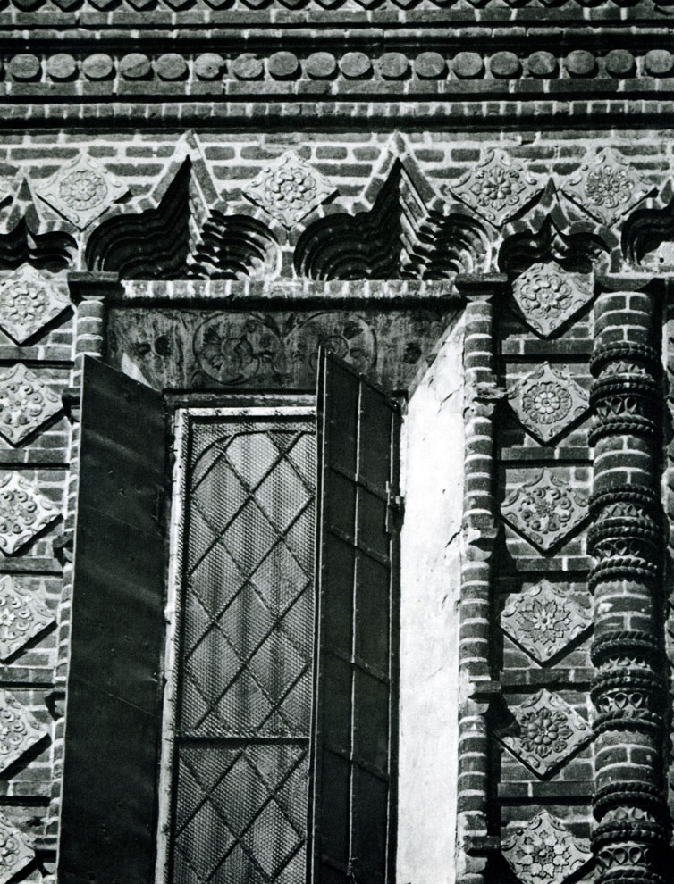 169. Ярославль. Церковь Иоанна Предтечи в Толчкове. Фигурная кладка наличника окна. 1671-1687. 