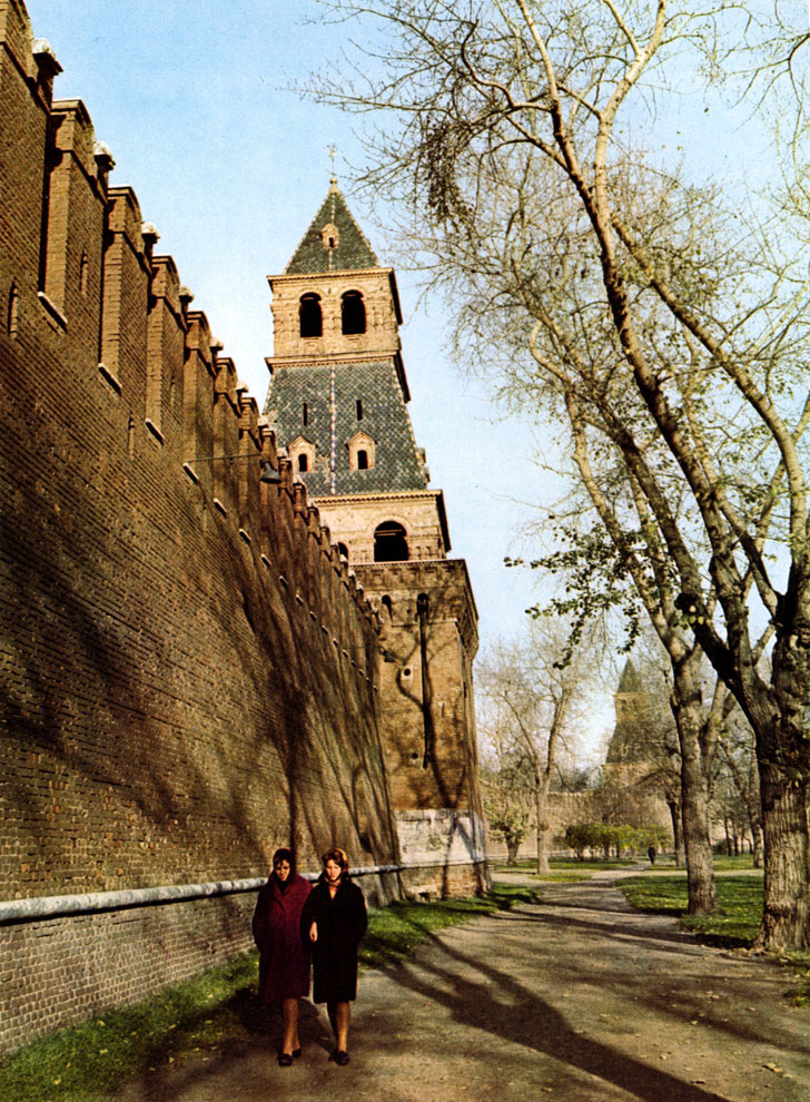 191. Москва. Кремлевская стена с башнями со стороны Москва-реки.