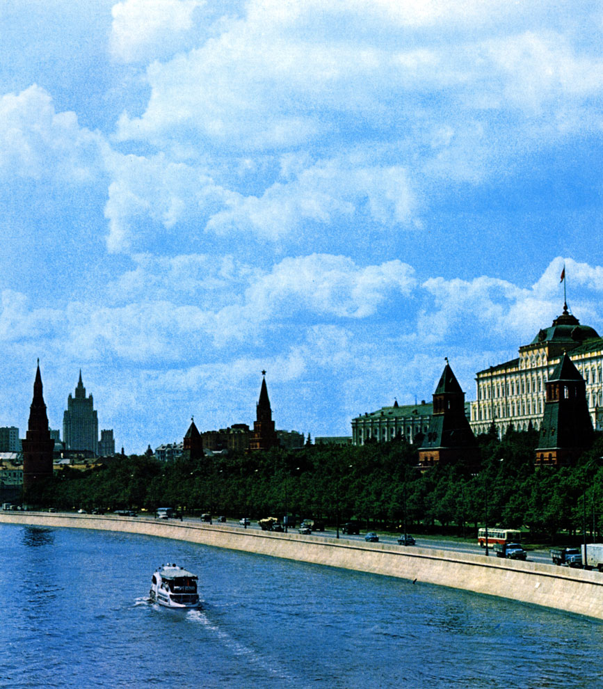 198. Москва. Кремль. Вид со стороны Москва-реки.