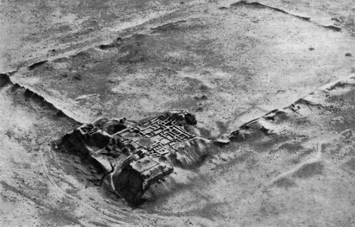 Рис. 3. Топрак-кала. Вид на дворец и город с воздуха, 1950 г.