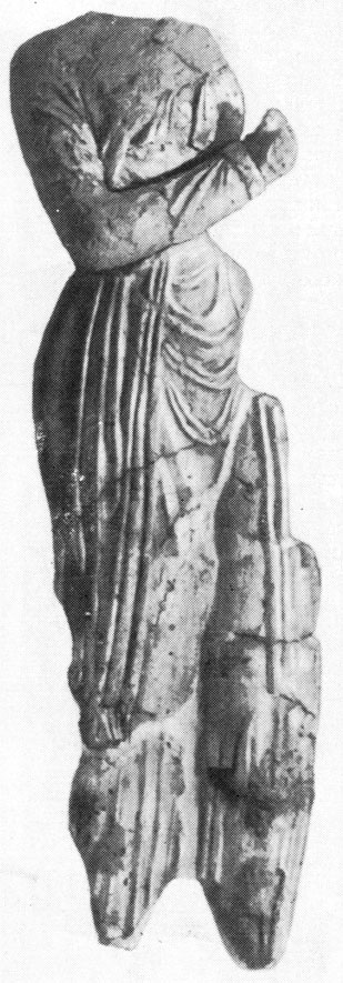 Рис. 26. Статуя из помещения 5. Женская фигура в натуральную величину. Глина с полихромной росписью