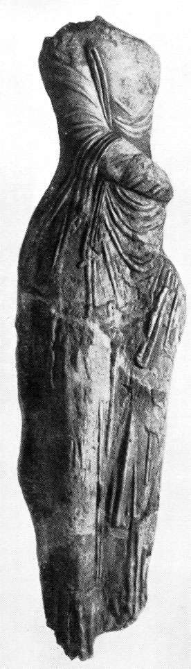 Рис. 54. Статуя из Зала побед. Женская фигура в натуральную величину. Глина с полихромной росписью