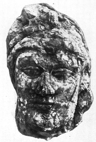 Рис. 67. Голова статуи, найденная в помещении 36