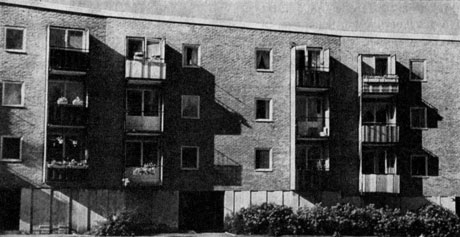 Гётеборг. Жилая группа в юго-западной части района Кортедала. Архитекторы С. Бролид и Я. Валиндер, 1952 - 1956. Фасад трехэтажных корпусов